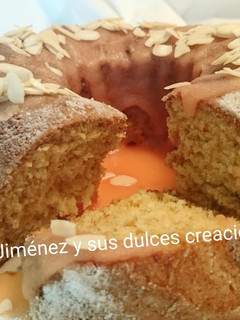 Una foto de Bizcocho glaseado de naranja y almendras
