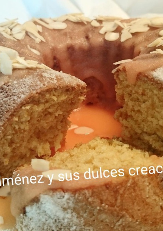 Una foto de Bizcocho glaseado de naranja y almendras