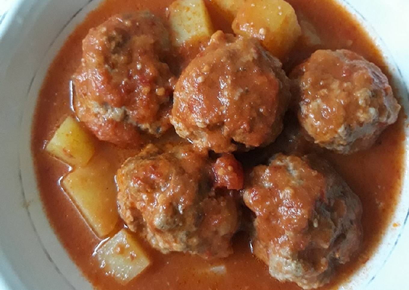 Albóndigas en salsa de chipotle con papas