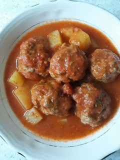 Una foto de Albóndigas en salsa de chipotle con papas