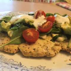A picture of Ensalada sobre base de masa.