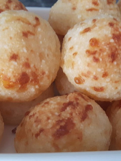 Una foto de Panecillos de harina de yuca y queso
