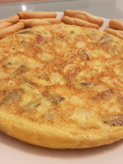 Una foto de Tortilla de restos de verdura🥔🥒 y ajos tiernos