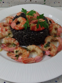 Una foto de Arroz negro con langostinos
