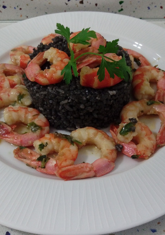 Una foto de Arroz negro con langostinos