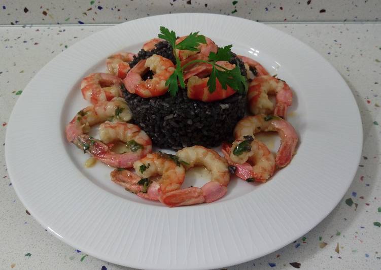 Arroz negro con langostinos