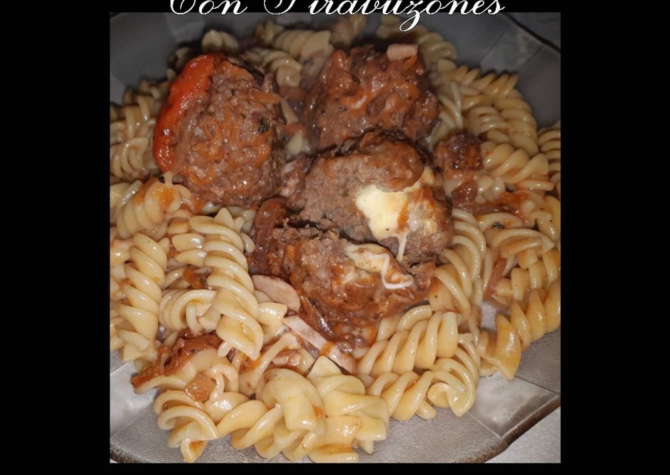 Albóndigas Rellenas de Queso Con Tirabuzones