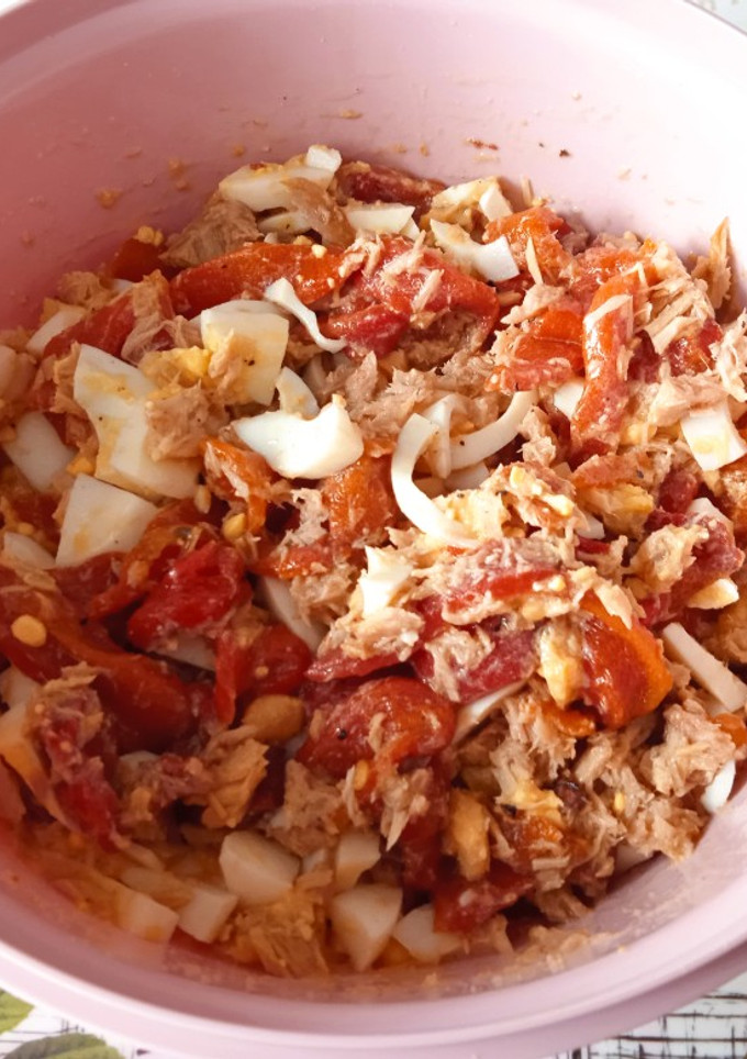 Una foto de Revuelto rápido de pimientos con huevo y atún