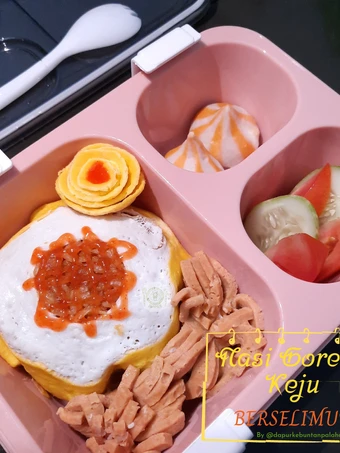 Cara Mudah Menyiapkan Resep 95. Nasi goreng keju berselimut yang Bisa Manjain Lidah Anti Ribet, Menggugah Selera