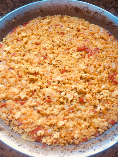 Una foto de Arroz con pollo y gambas