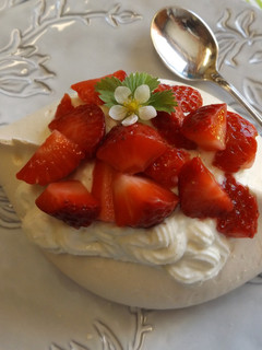 Una foto de Barquitas de merengue rellenas de crema de ricota y fresas
