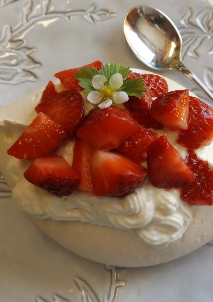 Una foto de Barquitas de merengue rellenas de crema de ricota y fresas