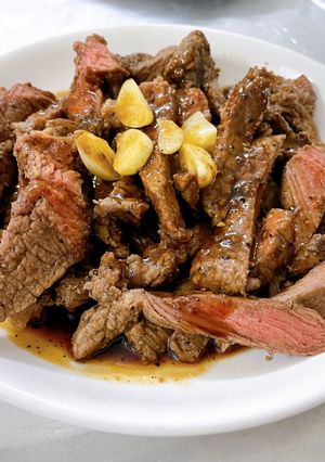 Hình của món Bò nướng tảng.