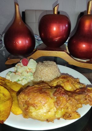 Una foto de Deliciosa cena. Arroz de coco frito, pollo apanado, ensalada mix