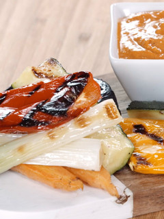 Una foto de Vegetales al grill con salsa romesco | Microwave Grill - Lékué