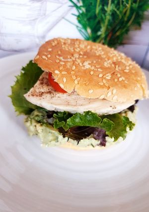 Une photo de Burger poulet sauce à l'avocat 😋