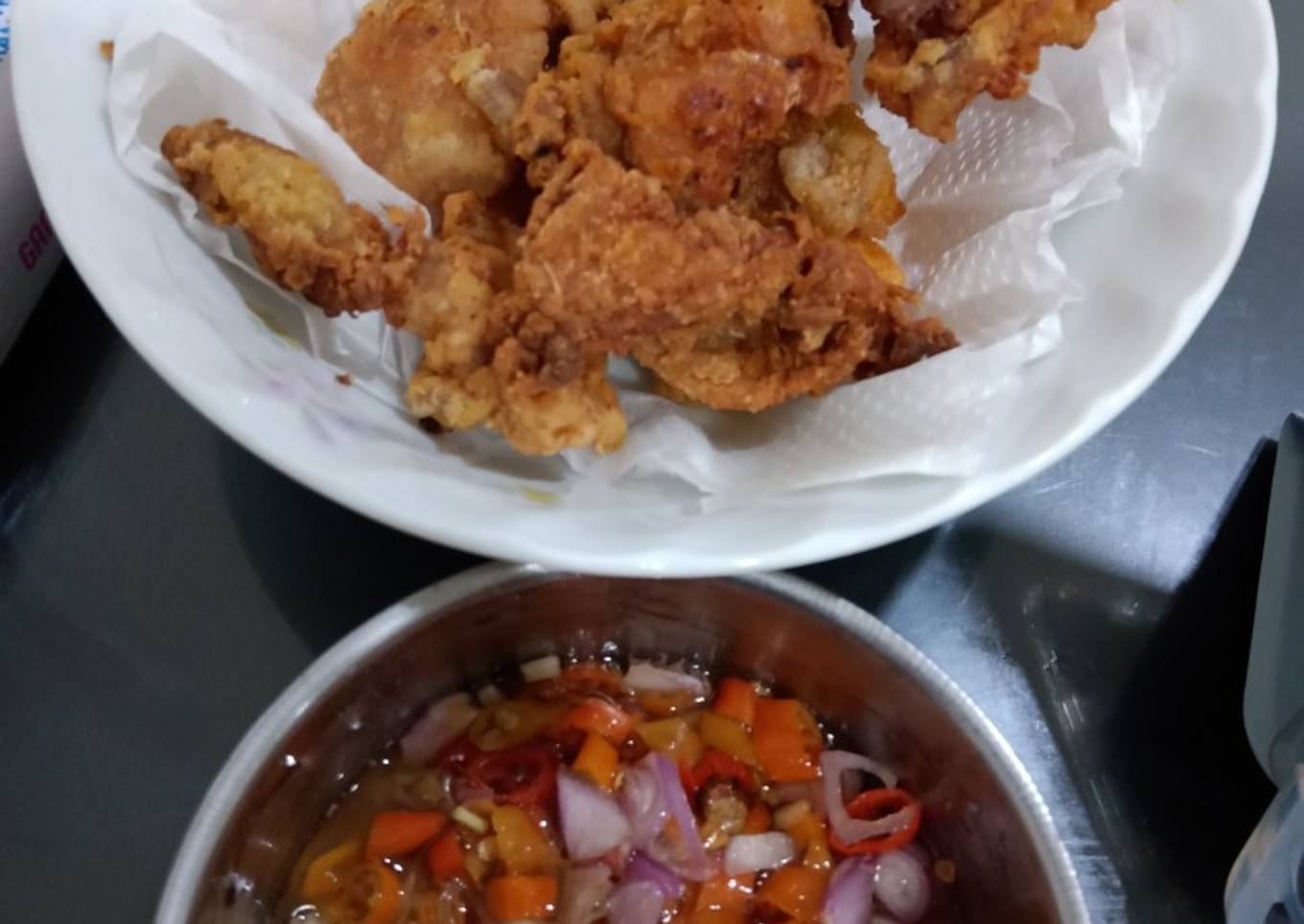 Kulit Ayam Renyah dengan Sambel Matah
