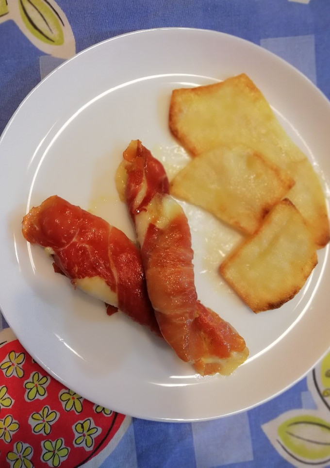 Una foto de Rollitos de pechuga de pollo con jamón serrano y queso