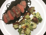 Filete al Tomillo con Spaghetti de Tinta de Calamar. Salsa Boloñesa y Ensalada de Palmito