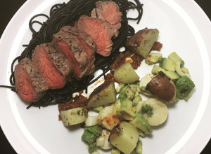 Una foto de Filete al Tomillo con Spaghetti de Tinta de Calamar. Salsa Boloñesa y Ensalada de Palmito