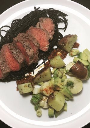 Una foto de Filete al Tomillo con Spaghetti de Tinta de Calamar. Salsa Boloñesa y Ensalada de Palmito