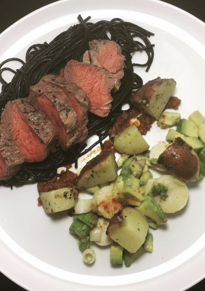 Una foto de Filete al Tomillo con Spaghetti de Tinta de Calamar. Salsa Boloñesa y Ensalada de Palmito