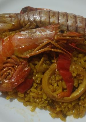 Una foto de Arroz con calamares, gambas y galeras