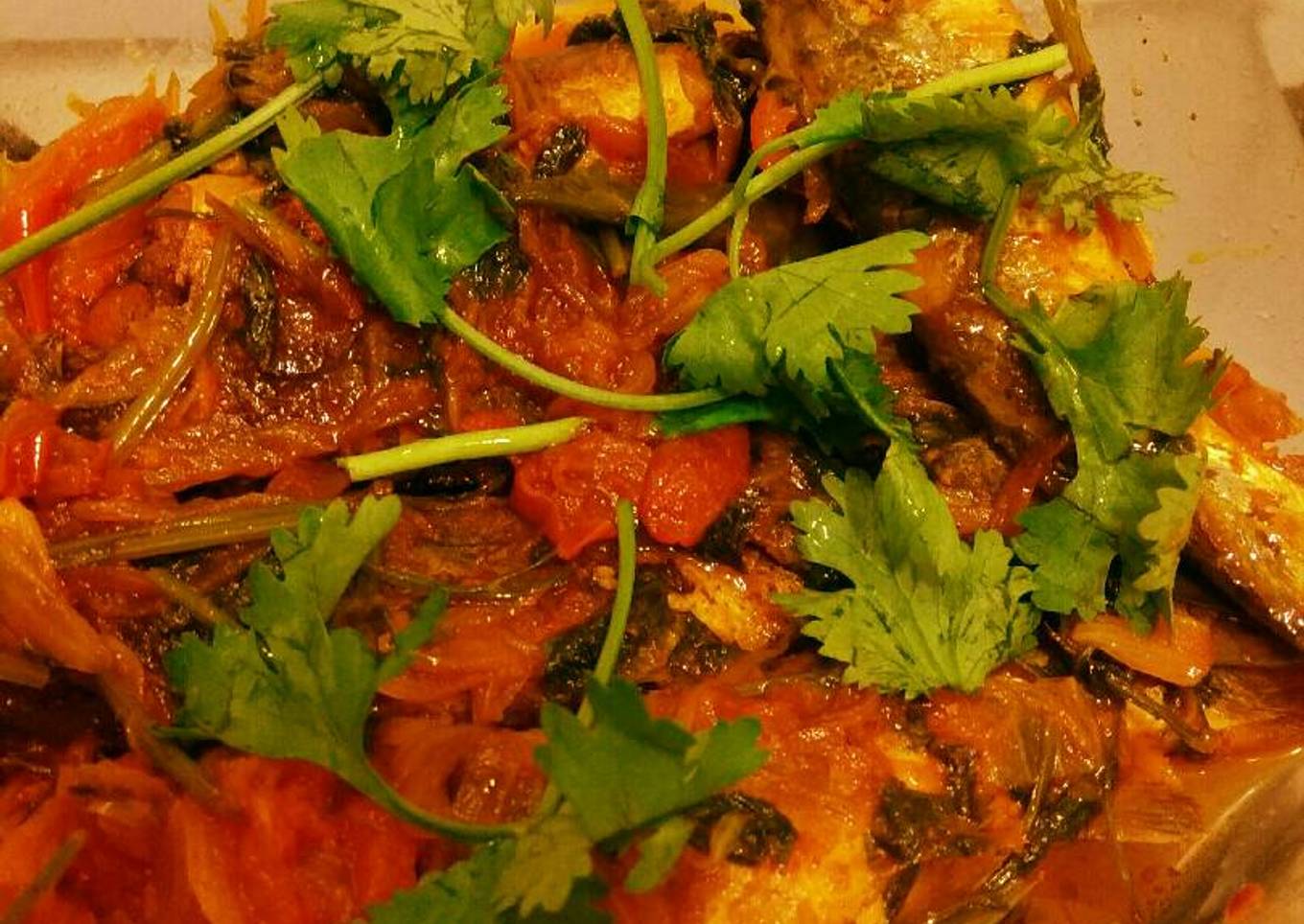 Dhaney tangra (tangra fish cooked with coriander powder)