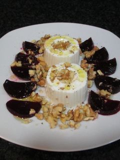Una foto de Queso fresco 0% con remolacha y nueces para el desayuno