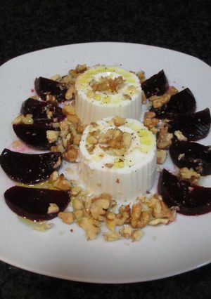Foto principal de Queso fresco 0% con remolacha y nueces para el desayuno