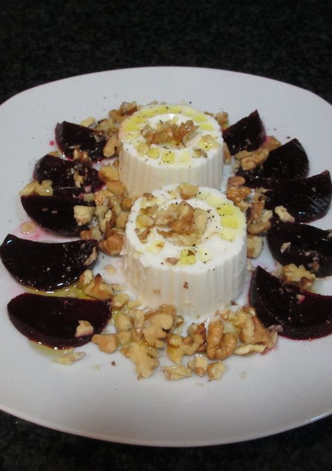 Una foto de Queso fresco 0% con remolacha y nueces para el desayuno