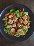 Tonno in Crosta di Sesamo con Rucola e Pomodorini