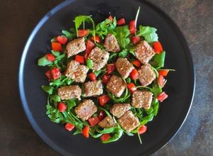Foto di Tonno in Crosta di Sesamo con Rucola e Pomodorini