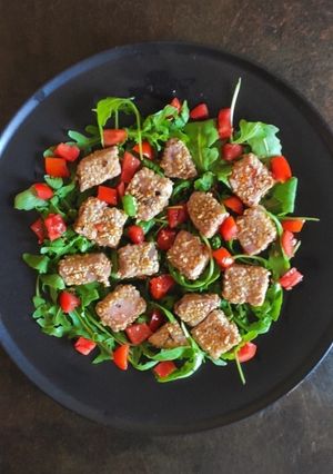 Foto di Tonno in Crosta di Sesamo con Rucola e Pomodorini