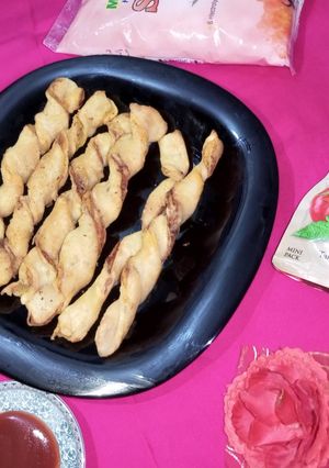 A picture of Twisted aloo samosa.