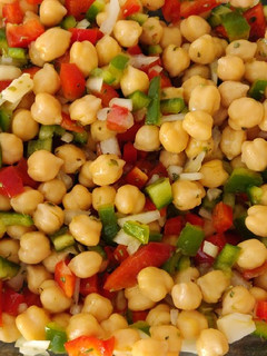 Una foto de Ensalada de garbanzos veraniega