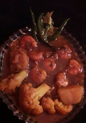 চিংড়ি  মাছের আলু ফুলকপির ঝোল(Chingri macher aloo fulkopir jhol recipe in bengali) রেসিপির প্রধান ছবি