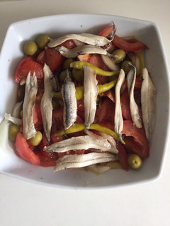Una foto de Ensalada de tomate y más