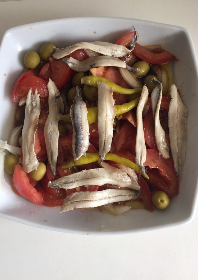 Una foto de Ensalada de tomate y más