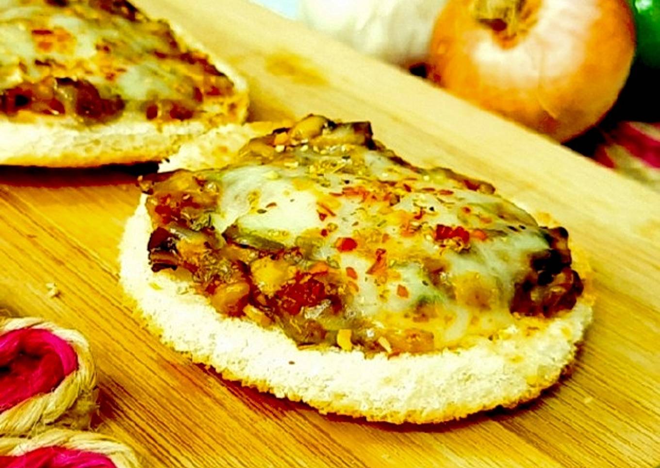 Pepper mushroom mini bread pizza