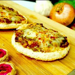 A picture of Pepper mushroom mini bread pizza.
