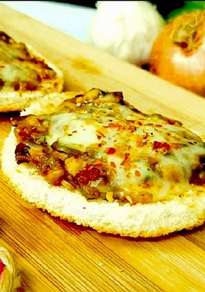 A picture of Pepper mushroom mini bread pizza.