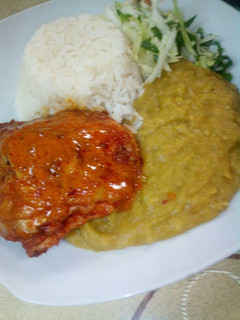 Una foto de Puré de alverjitas verdes con asado de pollo