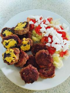 Una foto de Mini hamburguesas de atún con cebolla morada y zanahoria