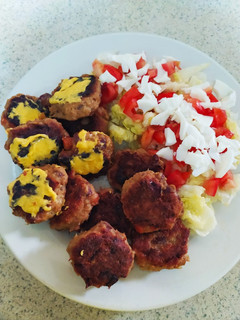 Una foto de Mini hamburguesas de atún con cebolla morada y zanahoria