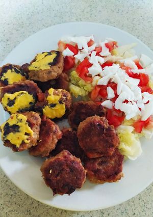 Foto principal de Mini hamburguesas de atún con cebolla morada y zanahoria