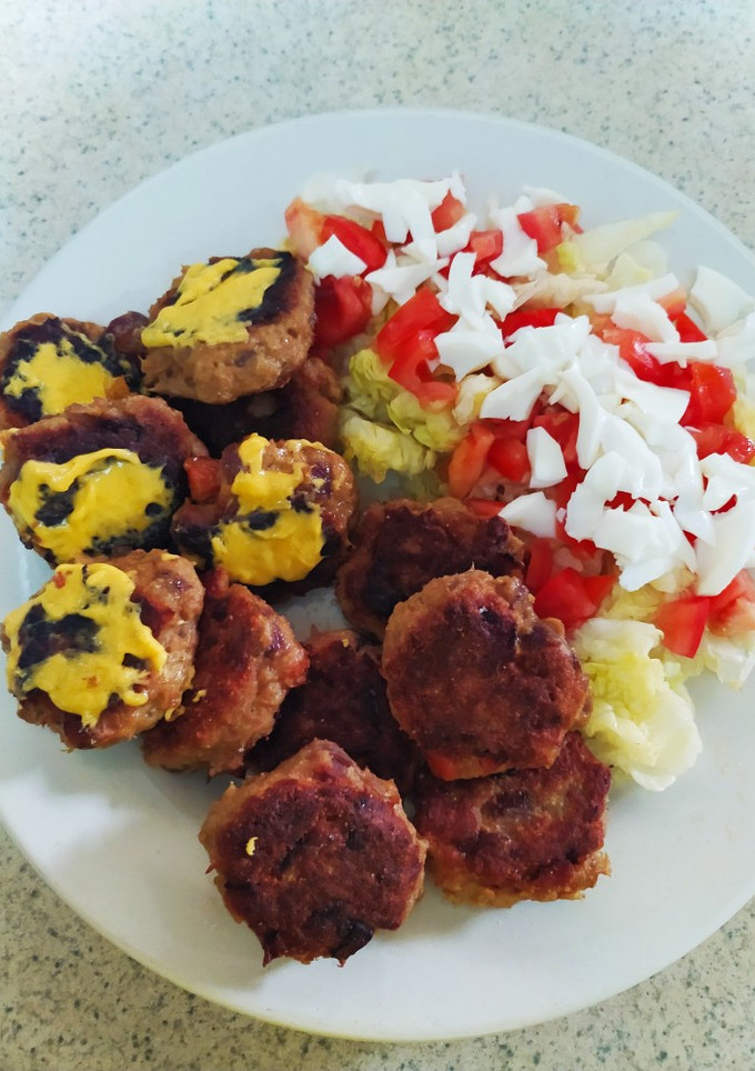 Una foto de Mini hamburguesas de atún con cebolla morada y zanahoria