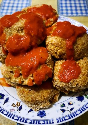 Una foto de Bitterballen o albóndigas empanadas