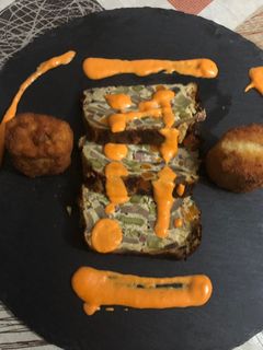 Una foto de Crujiente de rollitos con pastel de champiñones y espárragos