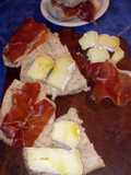 Sanduche de pan casero, queso brie y prosciutto